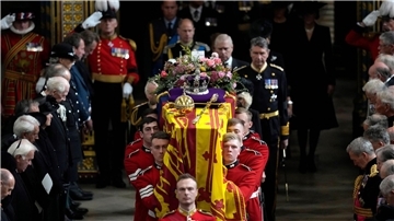 Mitglieder der königlichen Familie folgen dem Sarg von Königin Elizabeth II., der von mehreren Männern getragen wird.