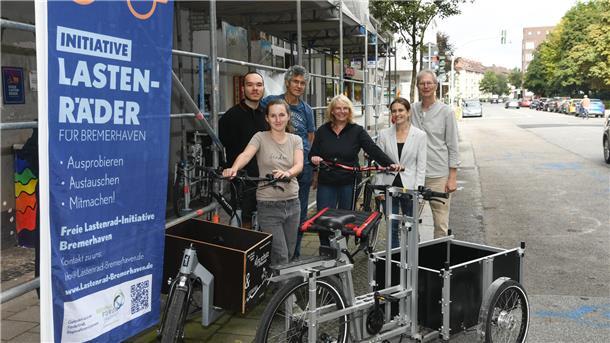 Mitglieder der Lastenradinitiative vor der neuen Geschäftsstelle im Haus des Werk e. V. (von links): Samuel Kotzan, Fiona Brinker, Dr. Hans Joachim Schmeck-Lindenau, Kerstin Rubin, Johanna Lichtenberg und Michael Arzenheimer.