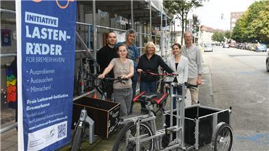 Mitglieder der Lastenradinitiative vor der neuen Geschäftsstelle im Haus des Werk e. V. (von links): Samuel Kotzan, Fiona Brinker, Dr. Hans Joachim Schmeck-Lindenau, Kerstin Rubin, Johanna Lichtenberg und Michael Arzenheimer.