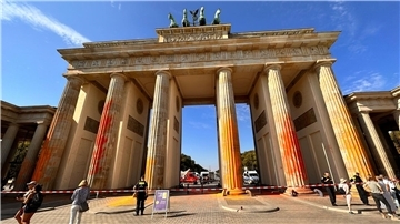 Mitglieder der Letzten Generation haben das Brandenburger Tor in Berlin mit Farbe besprüht.