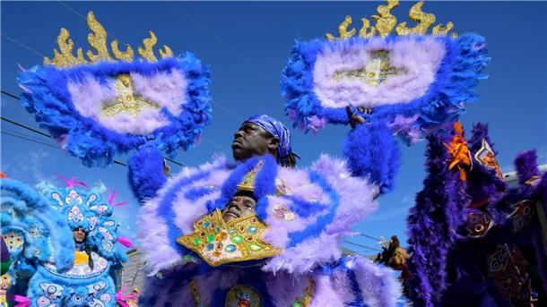 Tausende beim Karneval in New Orleans Mitglieder der Monogram Hunters Black Masking Indians paradieren am Mardi Gras Day in New Orleans.