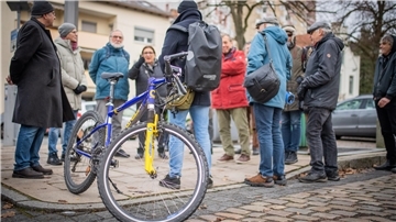 Mitglieder der Stadtteilkonferenz Bremerhaven Mitte sowie interessierte Anwohner unternehmen einen Rundgang vom Heussplatz zur neuen Fahrradstraße in der Prager Straße. Foto: Hartmann