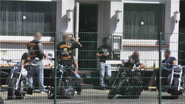 Rocker vor einem Lokal in Bremerhaven. Der Verein Conquistadors MC gelten als Unterstützer der Bandidos. 
