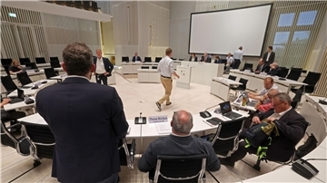 Mitglieder des Parlamentarischen Untersuchungsausschusses zur Stiftung Klima- und Umweltschutz MV im Plenarsaal des Schweriner Landtags. (Archivbild)