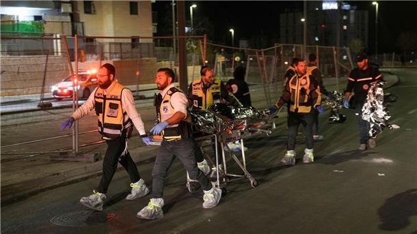 Sieben Tote bei Terroranschlag auf Synagoge in Jerusalem Mitglieder des Rettungs- und Bergungsteams Zaka evakuieren eine Leiche nach Schüssen in der Nähe einer Synagoge.