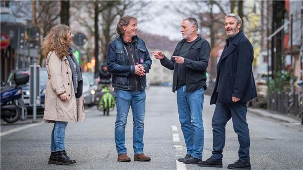 Mitglieder des Verkehrslabors „Alte Bürger“ (von links) Heike Bülken, Thomas Krüger, Quartiersmeister Jens Rillke und Mike Heilmann auf der Alten Bürger im Gespräch. Foto: Hartmann