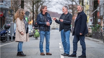 Mitglieder des Verkehrslabors „Alte Bürger“ (von links) Heike Bülken, Thomas Krüger, Quartiersmeister Jens Rillke und Mike Heilmann auf der Alten Bürger im Gespräch. Foto: Hartmann