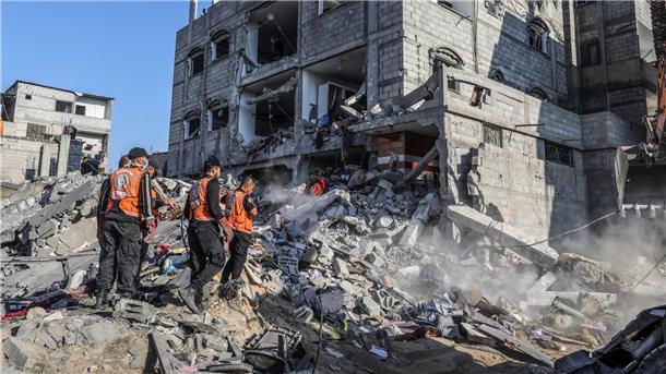 Bericht: Israel bietet neue Feuerpause an Mitglieder des Zivilschutzes führen Such- und Rettungsmaßnahmen in den Trümmern eines Wohnhauses im Gazastreifen durch.
