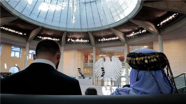 Bilder des Tages Mitglieder einer Delegation des Zentralrates der Jesiden in Deutschland verfolgen auf der Besuchertribüne des Deutschen Bundestages die Debatte im Plenum. Das Parlament hat die Massaker der Terrormiliz Islamischer Staat an den Jesidinnen und Jesiden als Völkermord anerkannt.