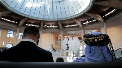 Mitglieder einer Delegation des Zentralrates der Jesiden in Deutschland verfolgen auf der Besuchertribüne des Deutschen Bundestages die Debatte im Plenum. Das Parlament hat die Massaker der Terrormiliz Islamischer Staat an den Jesidinnen und Jesiden als Völkermord anerkannt.