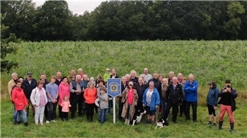 Mitglieder und Freunde des Lions Clubs Langen-Pipinsburg auf der neuen Blühwiese, aufgenommen von einer Drohne.