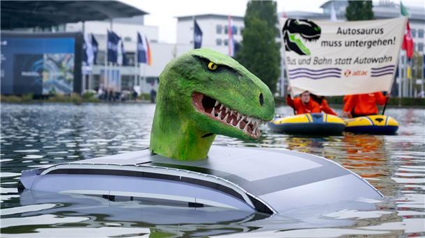 Bilder des Tages Mitglieder von Attac demonstrieren vor der Eröffnung der Internationalen Automobil-Ausstellung (IAA Mobility) in München mit einem „Autosaurus“ für eine Mobilitätswende.