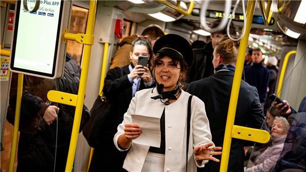 Extinction Rebellion protestiert gegen Weltklimakonferenz Mitglieder von Extinction Rebellion protestieren als Flugbegleiter verkleidet in einer Berliner U-Bahn.
