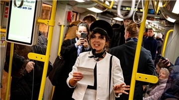 Mitglieder von Extinction Rebellion protestieren als Flugbegleiter verkleidet in einer Berliner U-Bahn.