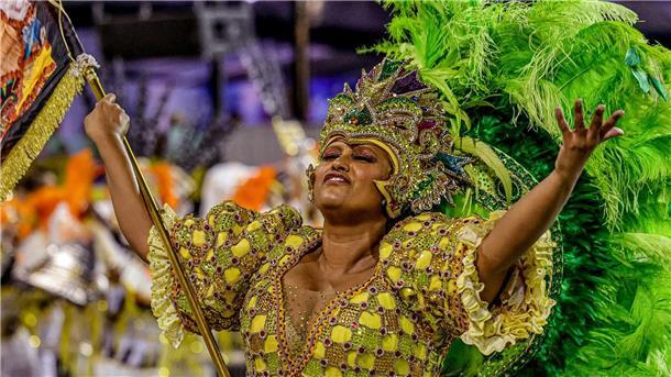 Bilder des Tages Mitglieder von Sambaschulen paradieren während Karnevalsfeierlichkeiten in aufwändigen und bunten Kostümen durch die brasilianische Stadt São Paulo.