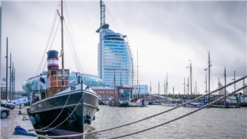 Ein altes Dampfschiff liegt an der Kaje 