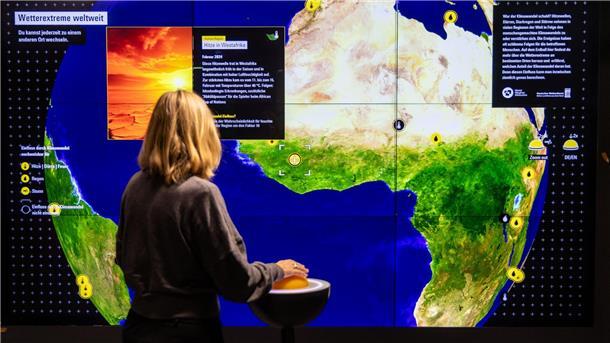 Wetterextreme hautnah: Neue Ausstellung im Klimahaus eröffnet am Donnerstag Mithilfe eines digitalen Modells einer Erde können Besucherinnen und Besucher lernen, wo es extreme Wetterlagen gibt. (Archivbild)