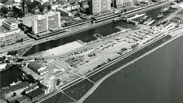 Mitte der 1980er Jahre, als unser damaliger Fotograf diese Aufnahme schoss, war von den Havenwelten noch nichts zu sehen. Viele Bürger erinnern sich noch an den großen Schotterparkplatz.