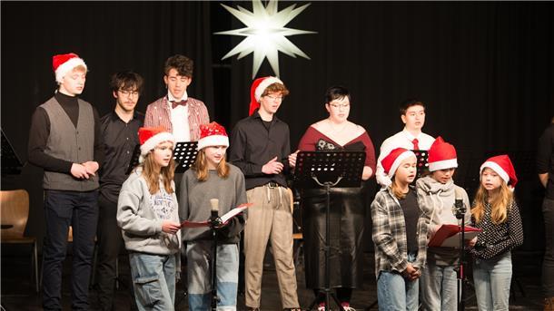 Schülerinnen und Schüler des St.-Viti-Gymnasiums singen beim Weihnachtskonzert
