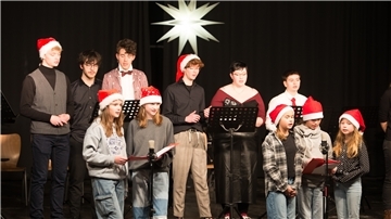 Schülerinnen und Schüler des St.-Viti-Gymnasiums singen beim Weihnachtskonzert