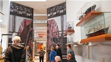 Mitten im Erweiterungsbau des Deutschen Schifffahrtsmuseums stehen die Besucher plötzlich vor dem raumhohen Eingangstor einer Werft. 