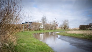 Mittendrin in der Natur und nah am Wasser - die Lage des Campingsplatzes in Rechtenfleth bietet den Gästen einiges.