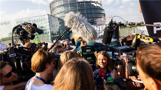 Kampf um EU-Naturschutzgesetz spitzt sich zu Mittendrin: Klimaaktivistin Greta Thunberg (M.) setzt sich in Straßburg für das EU-Naturschutzgesetz ein.