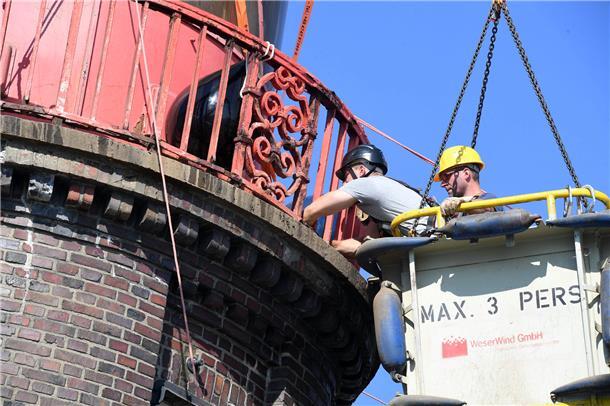 Mittwoch, 24. August: Mehrere Arbeiter bereiten das Abtrennen der Haube vor.