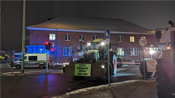 Bauernproteste: Mehr als 2000 demonstrieren in Aurich - Scholz: „Galgen sind keine Arguemente“ Mittwochmorgen, Roter Sand.
