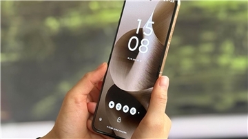 Jemand hält ein Mobiltelefon in der Hand. In Stollhamm ist das telefonieren mit dem Handy reine Glückssache - und wird es auch noch eine Weile bleiben. 