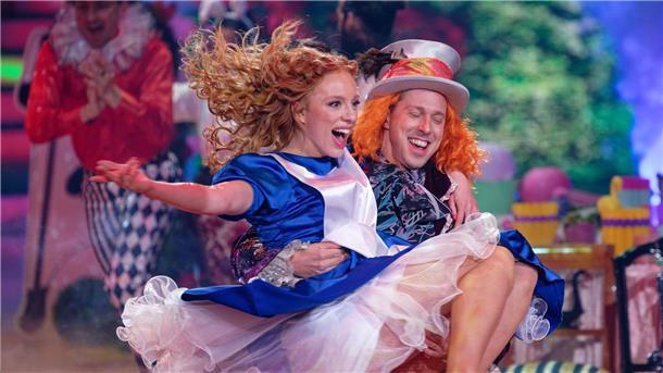 Model Anna Ermakova und ihr Profi-Tanzpartner Valentin Lusin tanzen beim Finale der RTL Live-Tanzshow „Let’s Dance“.