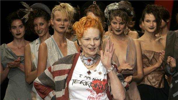 Models applaudieren, als die britische Modedesignerin Vivienne Westwood nach der Präsentation ihrer Frühjahr/Sommer-Kollektion 2006 in Paris das Publikum grüßt.
