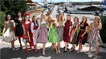 Models in Trachten beim Dirndlgipfel 2022 am Fuße der Bavaria an der Theresienwiese.