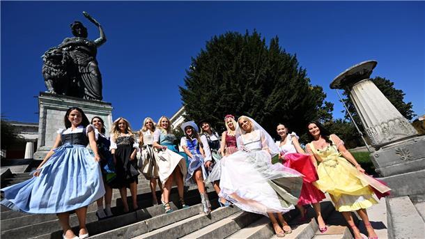 Models in verschiedenen Dirndl-Modellen posieren vor der Bavaria (Foto Produktion).