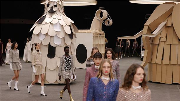 Tierskulpturen bei der Haute Couture Show von Chanel Models mit Kreationen der Chanel Haute Couture Frühjahr-Sommer-Kollektion 2023.
