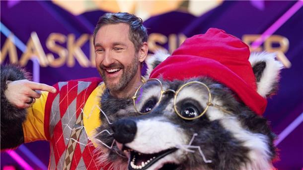 „Masked Singer“: Daniel Boschmann ist der Waschbär Moderator Daniel Boschmann war als Waschbär verkleidet.