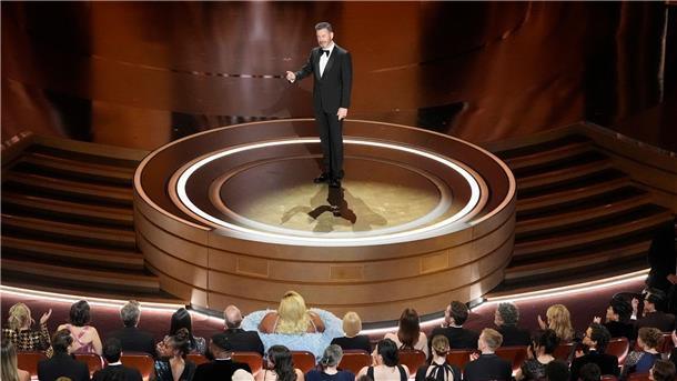 Moderator Jimmy Kimmel eröffnet die Oscar-Verleihung im Dolby Theatre in Los Angeles.
