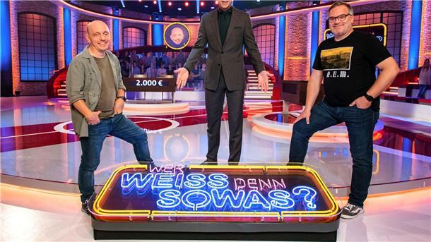 „Wer weiß denn sowas?“ mit extra langer Live-Show zurück Moderator Kai Pflaume (M) neben Bernhard Hoëcker (l) und Elton: Die beiden Teamkapitäne werden bei „Wer weiß denn sowas?“ 25 Stunden ohne Pause versuchen, die richtigen Antworten auf Quizfragen zu finden.