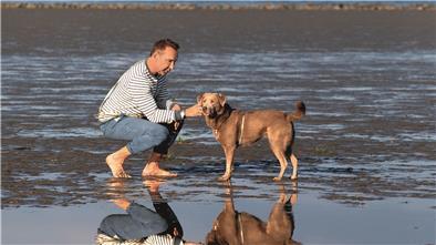 Jochen Bendel mit Labrador Khaleesi