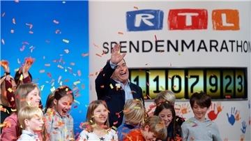Moderator Wolfram Kons freut sich über das Spendenergebnis.