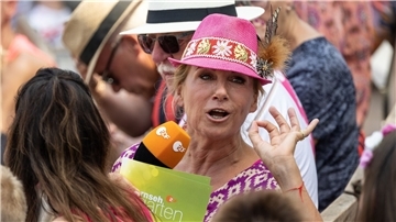 Moderatorin Andrea Kiewel während der Live-Sendung „ZDF-Fernsehgarten“ unter dem Partymotto „Mallorca vs. Oktoberfest“.