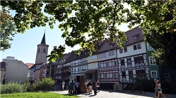 Moderne Architektur steht über dem 2007 entdeckten mittelalterlichen Ritualbad (Mikwe) an der Krämerbrücke.