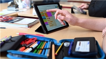 Ein Schüler arbeitet im Unterricht mit einem Tablet
