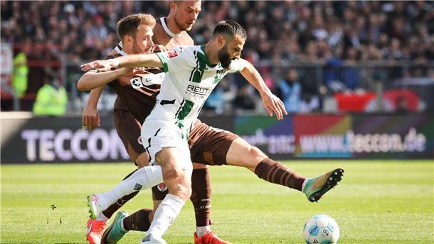 Möchengladbachs Franck Honorat (vorn) behauptet den Ball gegen die Hamburger Lars Ritzka (l) und Hauke Wahl.