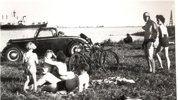 Möglicherweise am Strand in Kleinensiel machte Fritz Frerichs diese Aufnahme von Badegästen mit Cabrio und Fahrrädern.