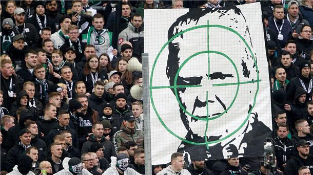 Mönchengladbacher Ultras zeigen ein Transparent mit dem Konterfei von Dietmar Hopp im Fadenkreuz.