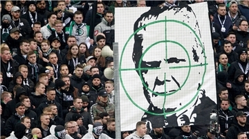 Mönchengladbacher Ultras zeigen ein Transparent mit dem Konterfei von Dietmar Hopp im Fadenkreuz.