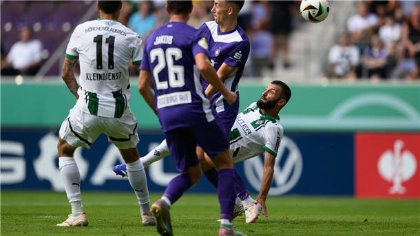 Mönchengladbachs Franck Honorat (r) erzielt das Tor zum 1:1.