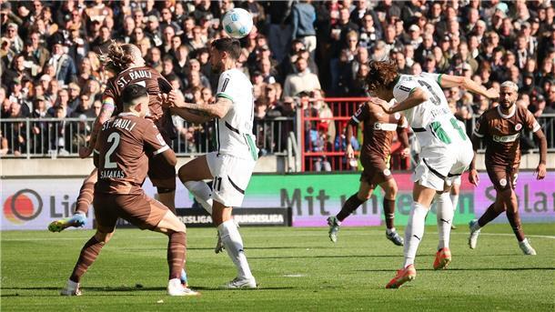 Mönchengladbachs Ko Itakura (r) trifft zum 1:0 für die Borussia.