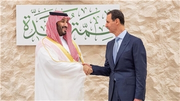 Mohammed bin Salman (l), Kronprinz von Saudi-Arabien, empfängt Syriens Präsidenten Baschar al-Assad.
